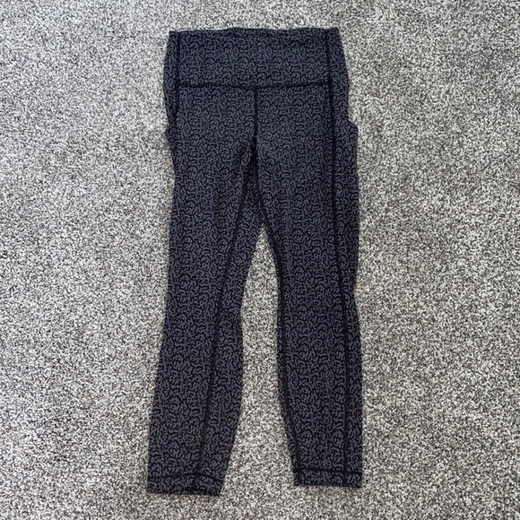 Athleta Ultimate Stash Pocket Textured 7/8 Tight in Black/Grey - Picture 3 of 7